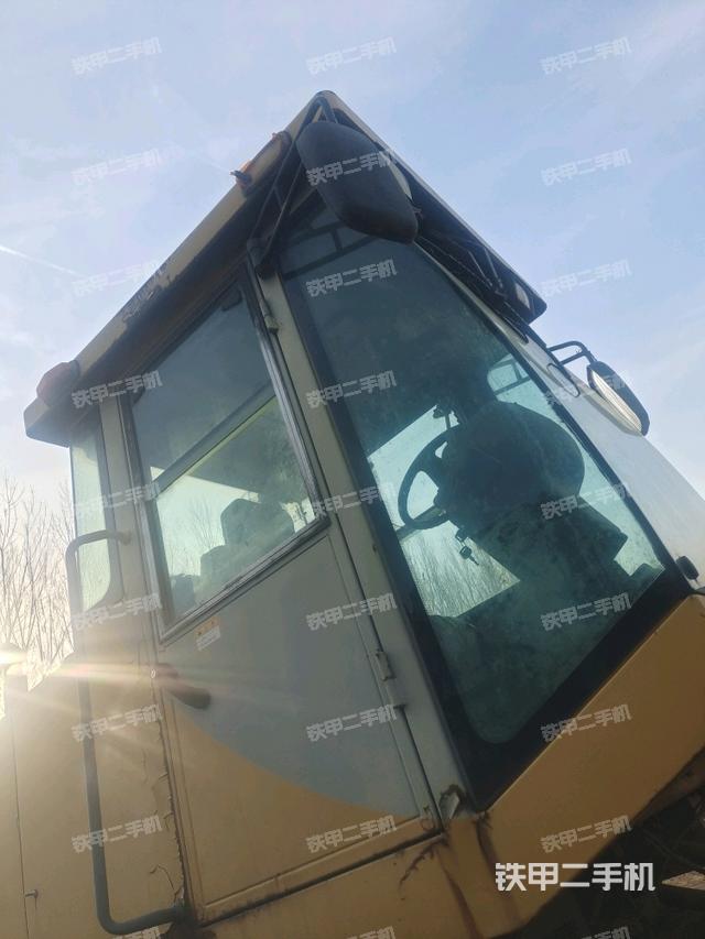 左側(cè)正面照（壓路機(jī)駕駛室）