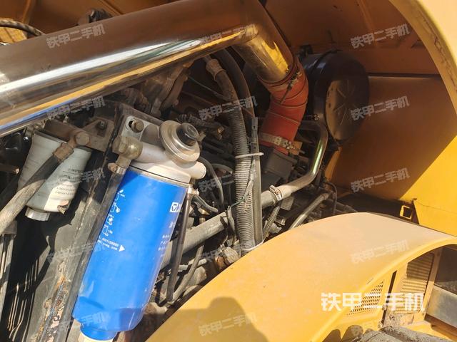 發(fā)動(dòng)機(jī)上部全景（壓路機(jī)發(fā)動(dòng)機(jī)艙）