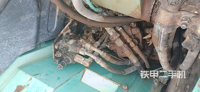 回轉(zhuǎn)馬達(dá)和主控閥（整機(jī)外觀）