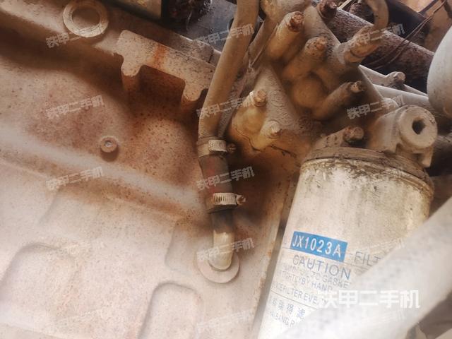 發(fā)動(dòng)機(jī)右側(cè)全景（壓路機(jī)發(fā)動(dòng)機(jī)艙）