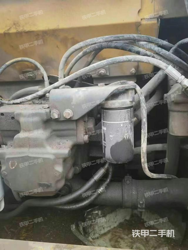 液压泵舱室正面整体（整机外观）