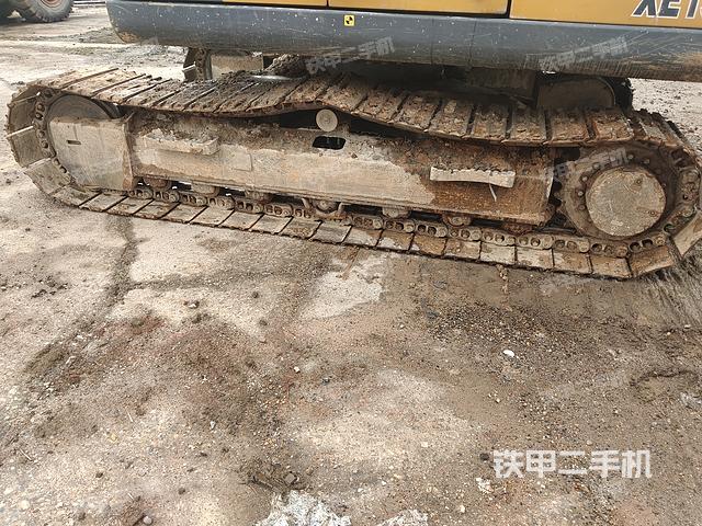 單側(cè)履帶整體(整機(jī)外觀) 單側(cè)履帶整體(整機(jī)外觀)