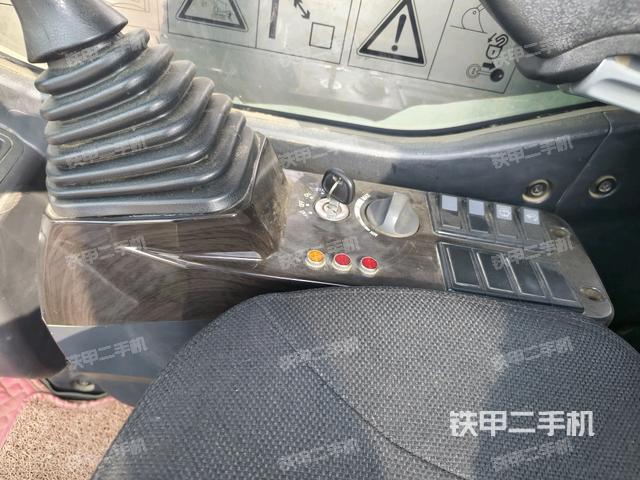 座椅左側(cè)控制臺/音響/含左手柄（駕駛室部分）