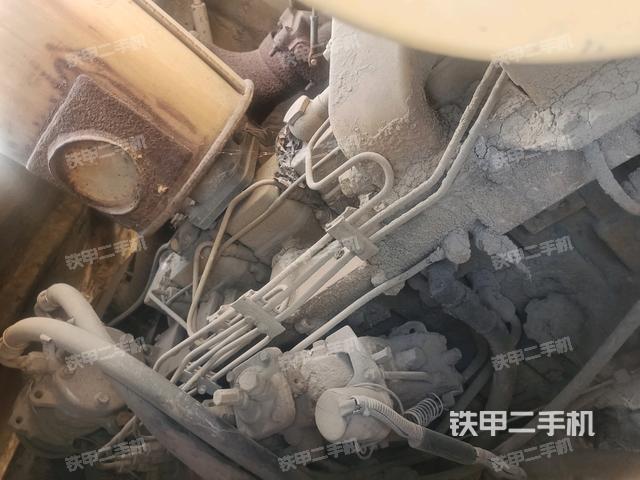 發(fā)動(dòng)機(jī)上部全景（壓路機(jī)發(fā)動(dòng)機(jī)艙）