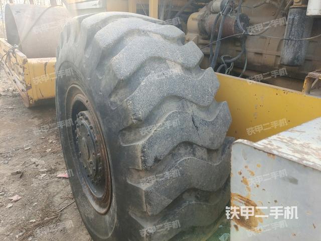 后輪右側全景（壓路機前后車架）