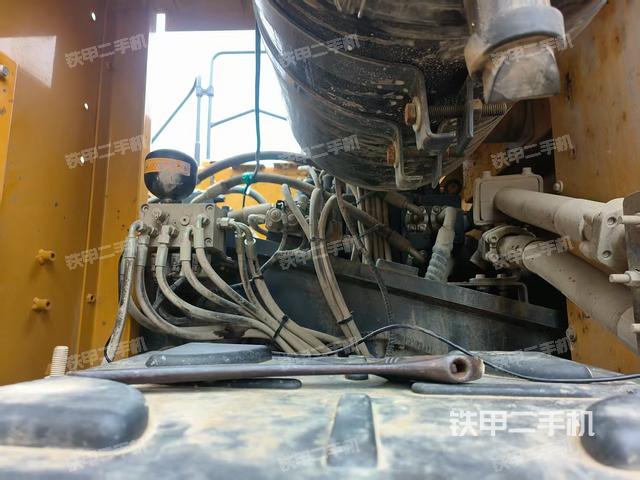 回转马达和主控阀（整机外观）