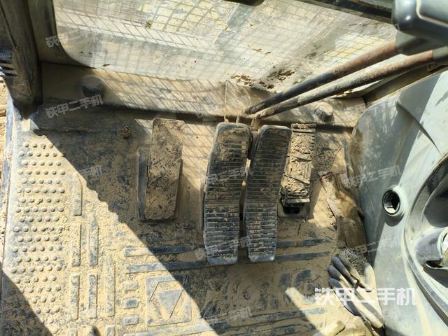 行走控制手柄和踏板?俯拍（駕駛室部分）