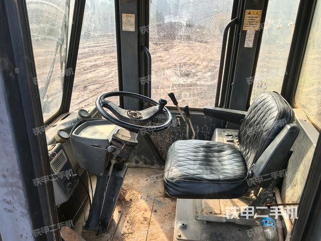 駕駛室內(nèi)部（駕駛室部分）