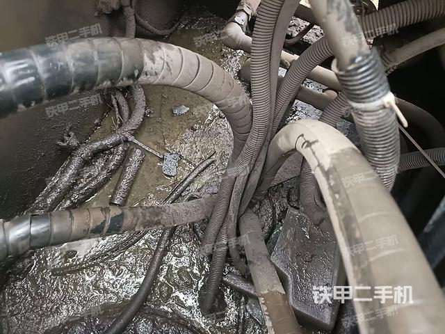 中央回轉(zhuǎn)接頭特寫(xiě)（上車(chē)部件）