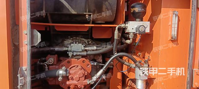 液壓泵艙室正面整體（整機(jī)外觀）