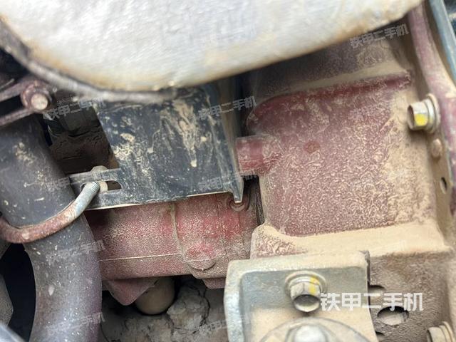 液压泵舱室正面整体（整机外观）