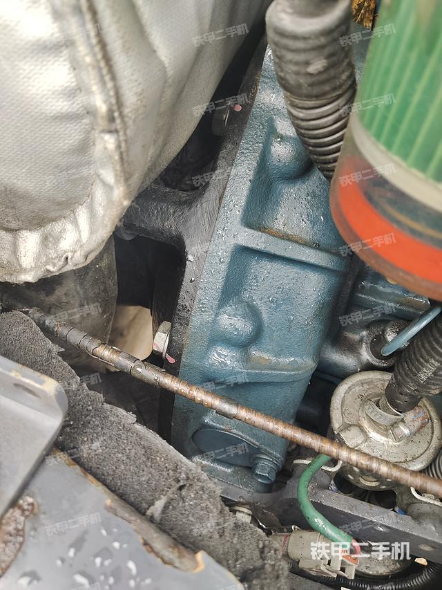 液压泵舱室正面整体（整机外观）