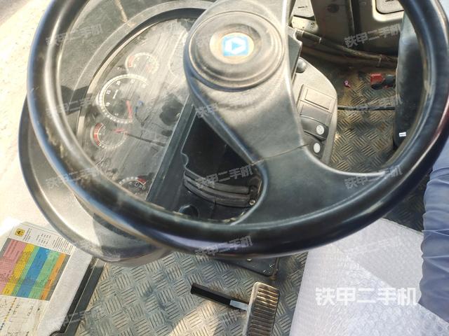 駕駛室頂蓬內(nèi)（壓路機(jī)駕駛室）