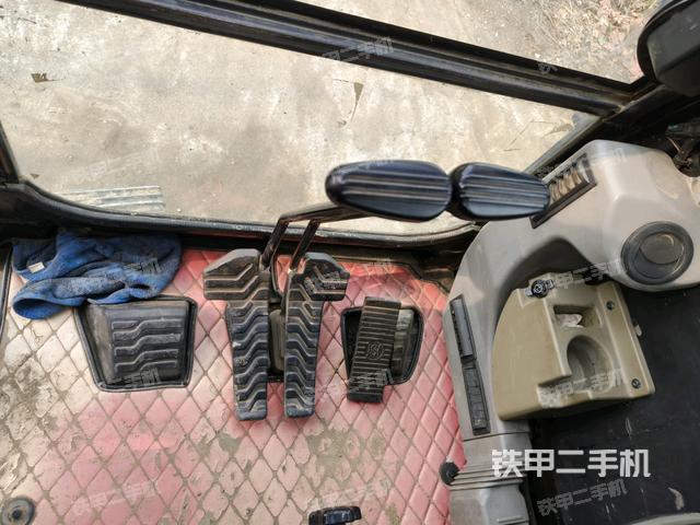 行走控制手柄和踏板?俯拍（駕駛室部分）