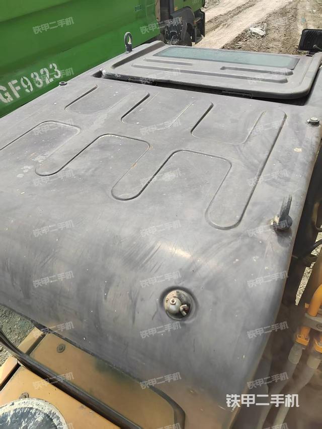 駕駛室頂部(整機(jī)外觀) 駕駛室頂部(整機(jī)外觀)