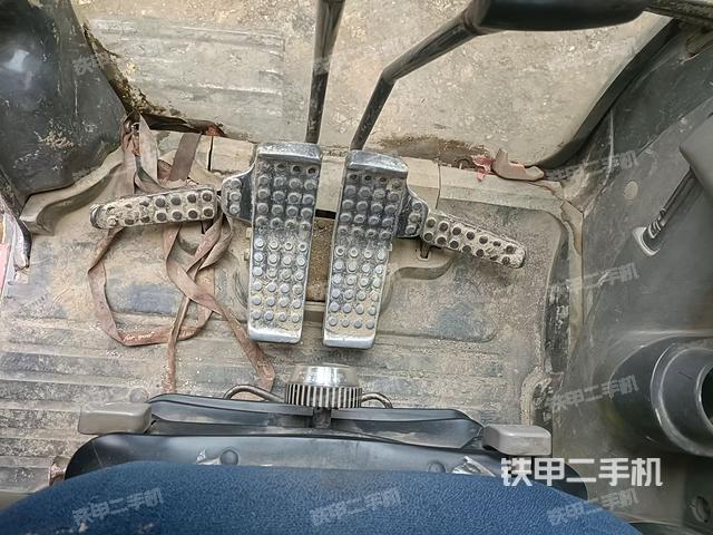 行走控制手柄和踏板?俯拍（駕駛室部分）