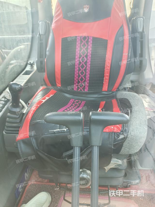 駕駛室整體(整機(jī)外觀) 駕駛室整體(整機(jī)外觀)