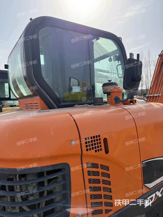 駕駛室頂部(整機外觀) 駕駛室頂部(整機外觀)