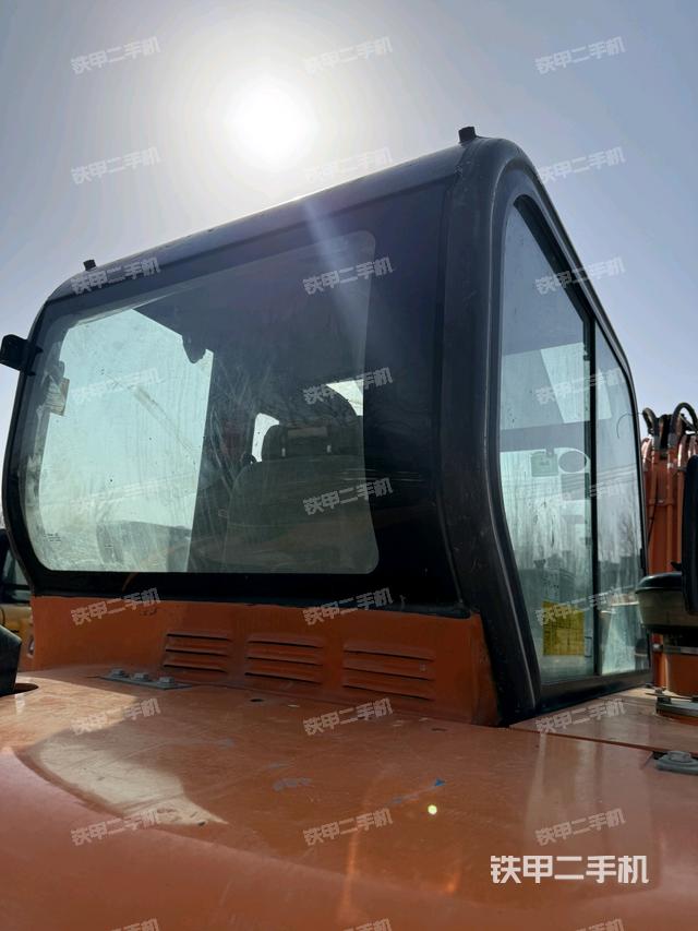 駕駛室頂部（整機外觀）