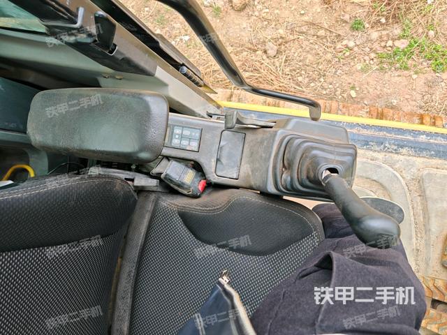 座椅左側(cè)控制臺/音響/含左手柄（駕駛室部分）