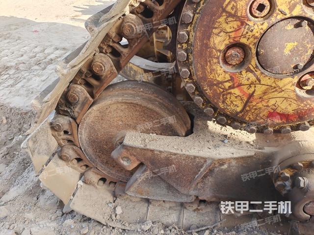 右側(cè)履帶全景(推土機(jī)底盤及工作裝置) 右側(cè)履帶全景(推土機(jī)底盤及工作裝置)