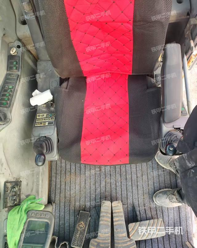 駕駛室整體(整機(jī)外觀(guān)) 駕駛室整體(整機(jī)外觀(guān))