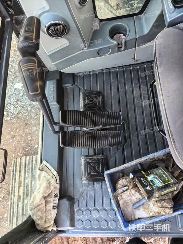 行走控制手柄和踏板?俯拍(駕駛室部分) 行走控制手柄和踏板?俯拍(駕駛室部分)