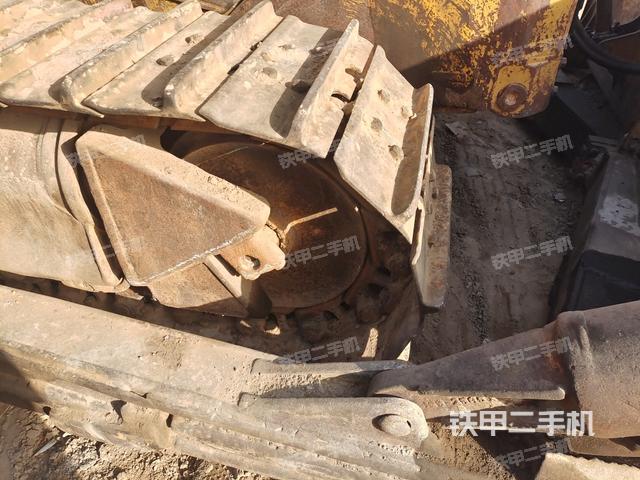 左側(cè)履帶全景(推土機(jī)底盤及工作裝置) 左側(cè)履帶全景(推土機(jī)底盤及工作裝置)