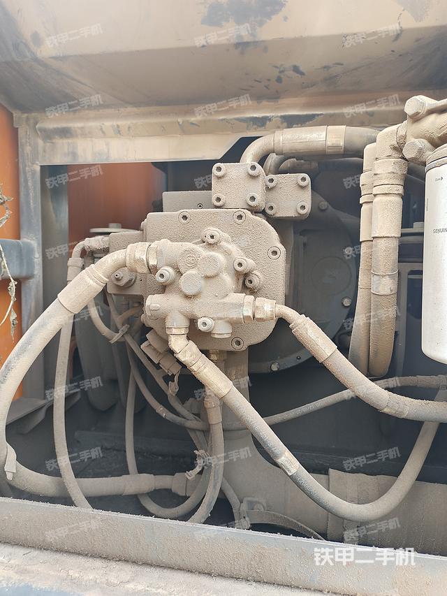 液壓泵艙室正面整體(整機(jī)外觀) 液壓泵艙室正面整體(整機(jī)外觀)