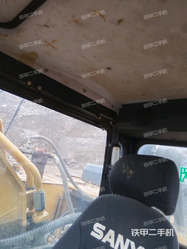 行走控制手柄和踏板?俯拍（駕駛室部分）