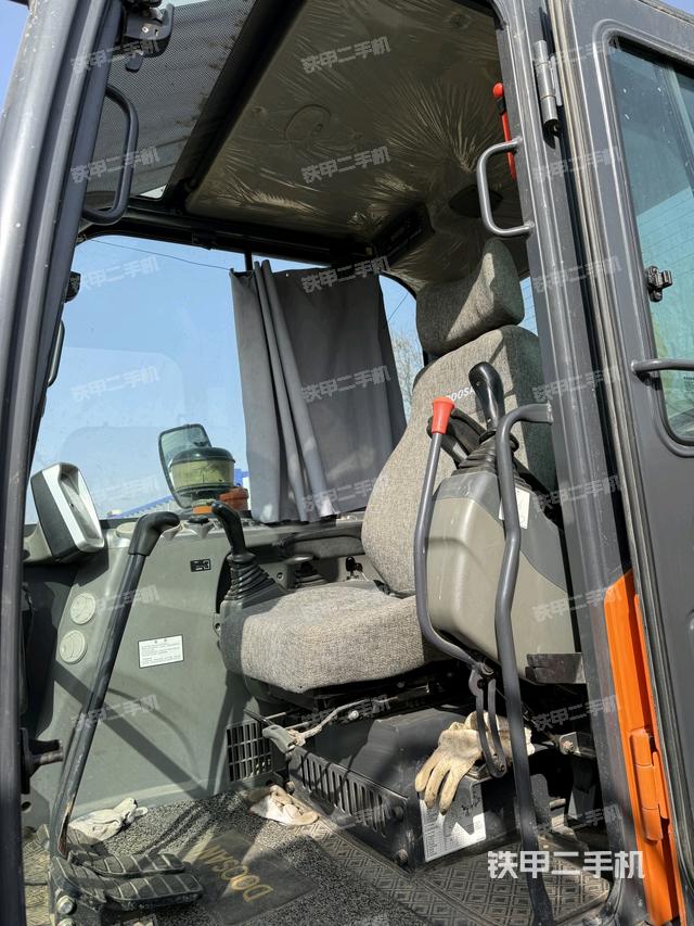 駕駛室整體(整機外觀) 駕駛室整體(整機外觀)