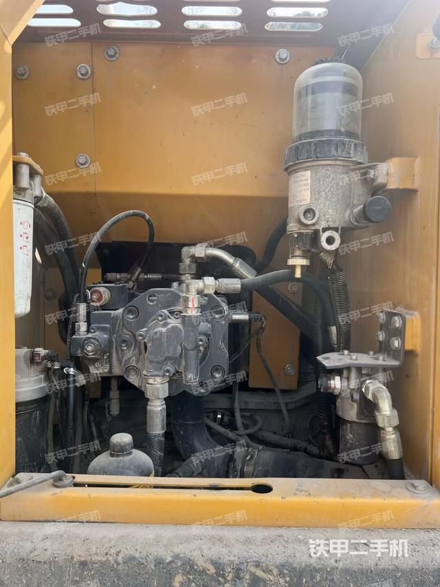 液壓泵艙室正面整體（整機(jī)外觀）