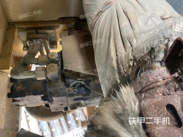 液压泵舱室正面整体（整机外观）