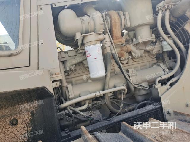 發(fā)動(dòng)機(jī)右側(cè)全景（推土機(jī)發(fā)動(dòng)機(jī)艙）