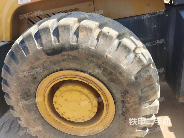 后輪左側(cè)全景（壓路機前后車架）