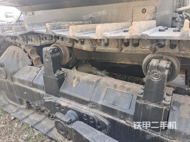 右側(cè)履帶全景（推土機(jī)底盤及工作裝置）