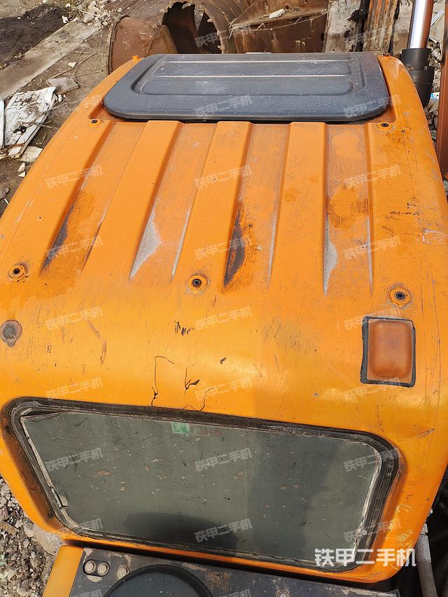 駕駛室頂部(整機(jī)外觀) 駕駛室頂部(整機(jī)外觀)