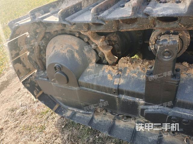 右側(cè)履帶全景（推土機(jī)底盤及工作裝置）