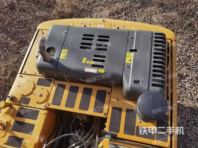 駕駛室頂部(整機(jī)外觀) 駕駛室頂部(整機(jī)外觀)