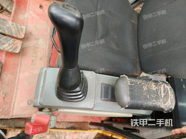 行走控制手柄和踏板?俯拍（駕駛室部分）