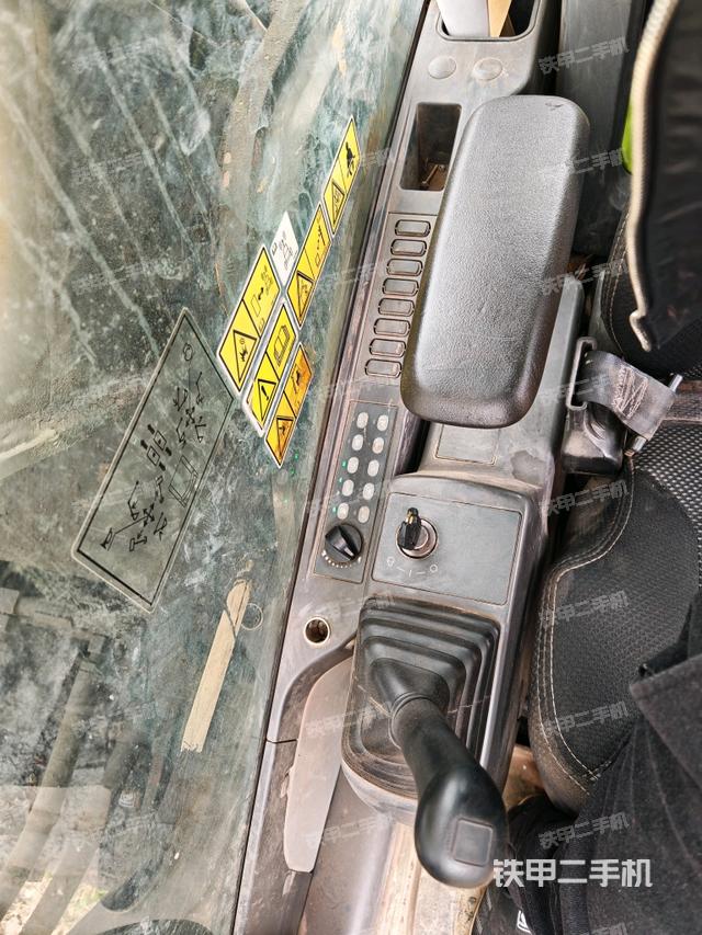 座椅右側(cè)控制臺/鑰匙門/油門/含右手柄（駕駛室部分）