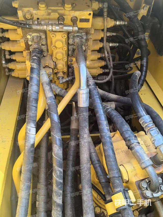 回轉馬達和主控閥(整機外觀) 回轉馬達和主控閥(整機外觀)