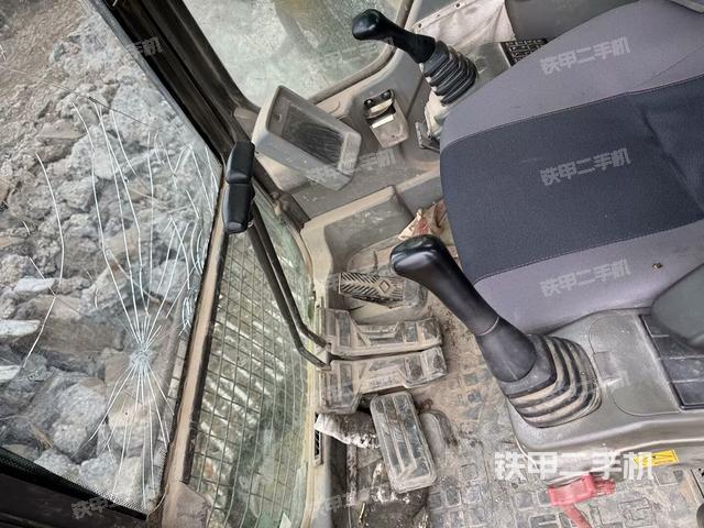 后窗玻璃角標(駕駛室部分) 后窗玻璃角標(駕駛室部分)