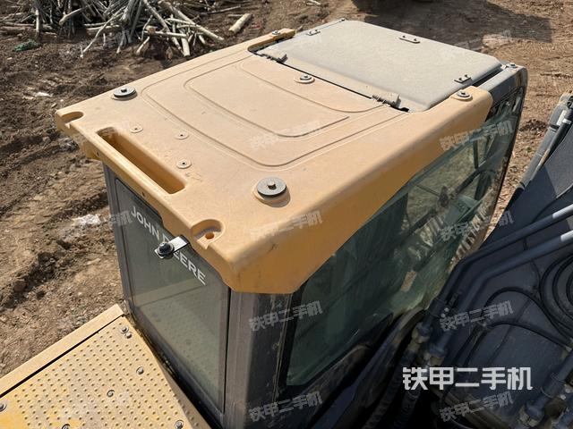 駕駛室頂部(整機(jī)外觀) 駕駛室頂部(整機(jī)外觀)
