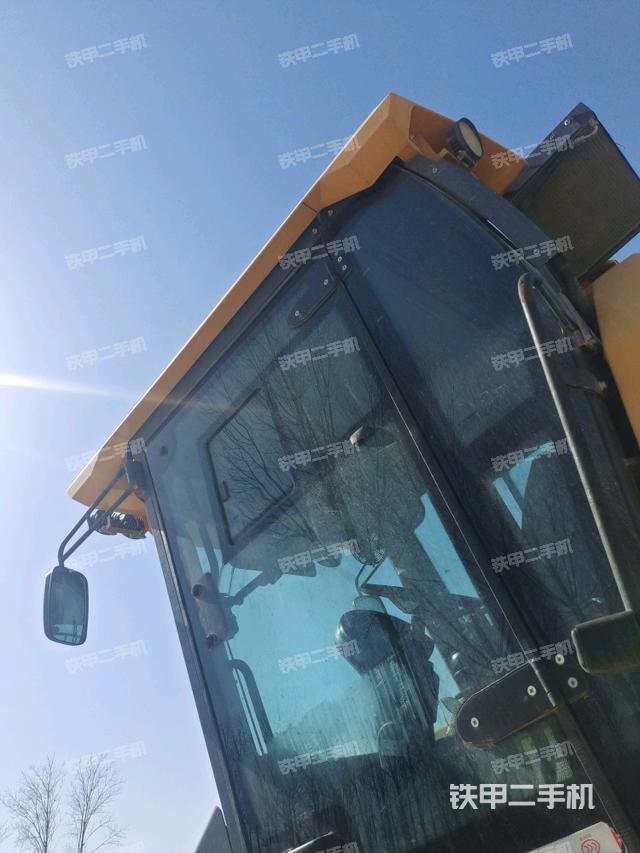 左側(cè)正面照（壓路機駕駛室）