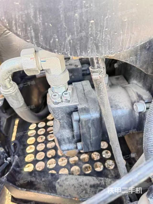 液壓泵艙室正面整體(整機外觀) 液壓泵艙室正面整體(整機外觀)