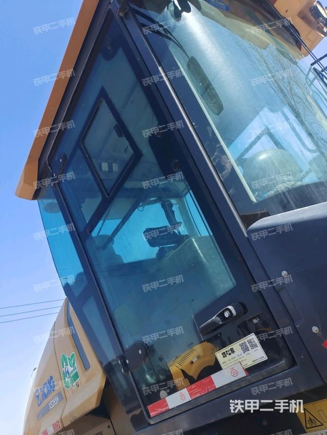 右側(cè)正面照（壓路機駕駛室）