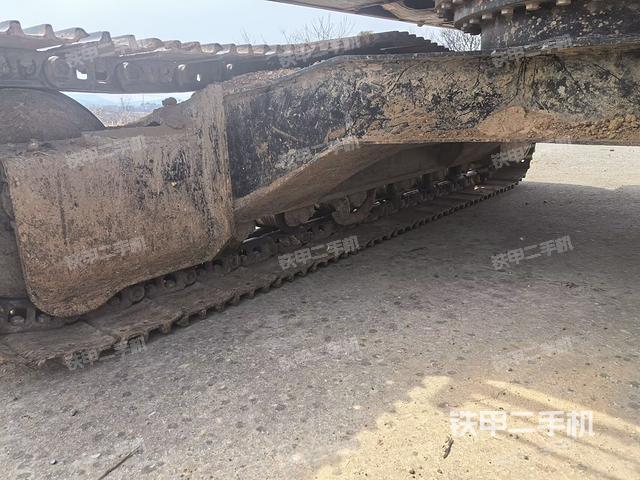 單側(cè)履帶整體(整機(jī)外觀) 單側(cè)履帶整體(整機(jī)外觀)