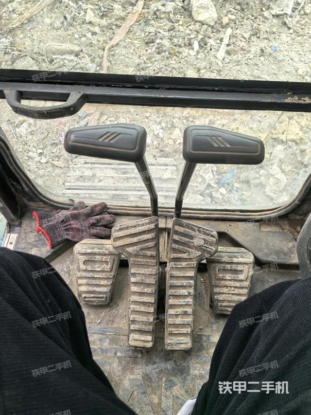 行走控制手柄和踏板?俯拍（駕駛室部分）