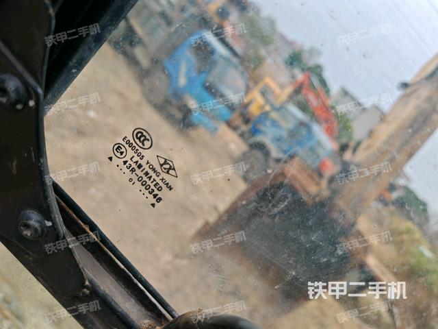 后窗玻璃角標（駕駛室部分）